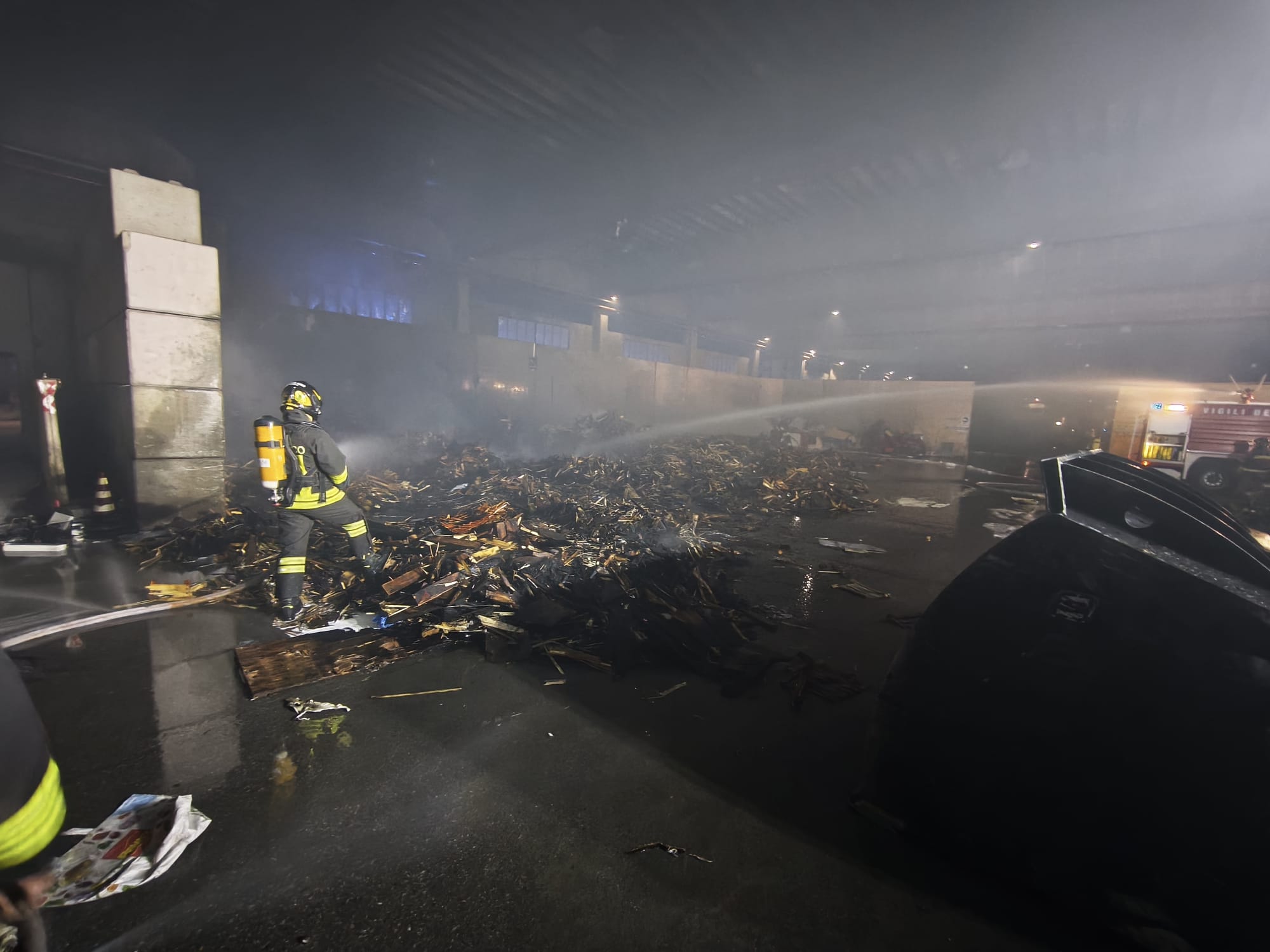 Incendio al centro Amiu di corso Perrone...