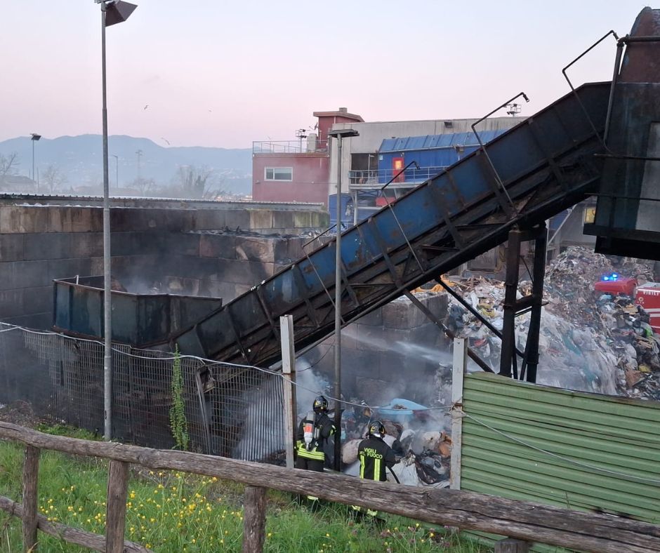 Incendio nel sito di stoccaggio rifiuti ...